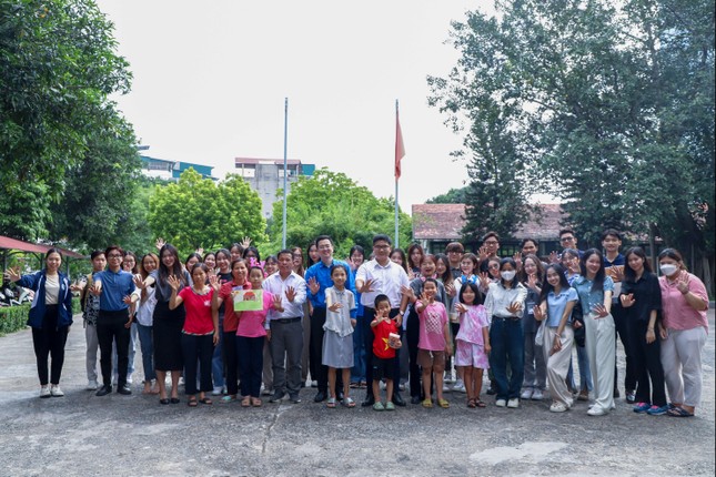 Sinh viên NEU cùng lưu học sinh Lào mang niềm vui trung thu đến Làng trẻ em SOS tại Hà Nội ảnh 12