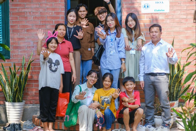 Sinh viên NEU cùng lưu học sinh Lào mang niềm vui trung thu đến Làng trẻ em SOS tại Hà Nội ảnh 5