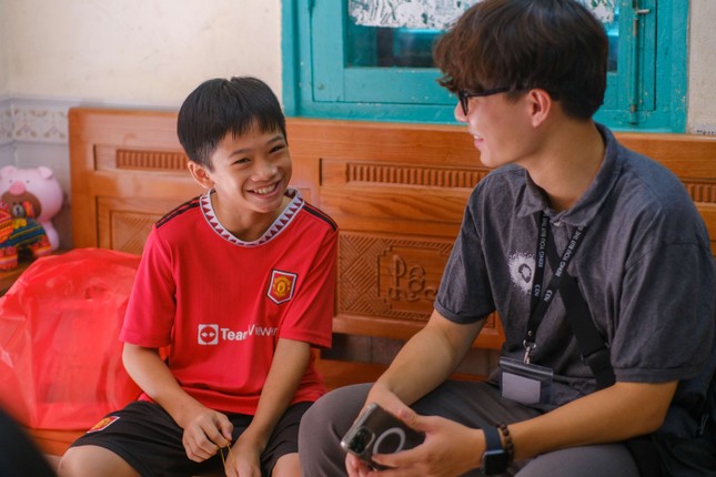 Sinh viên NEU cùng lưu học sinh Lào mang niềm vui trung thu đến Làng trẻ em SOS tại Hà Nội ảnh 6