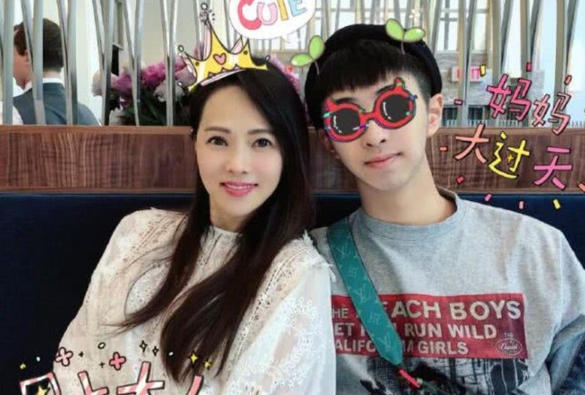 Bị bóc mẽ giới tính, con trai của “mỹ nhân không tuổi” Y Năng Tịnh khiến gia đình náo loạn ảnh 4