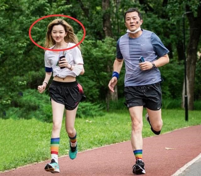 Lộ diện nhan sắc con gái 14 tuổi của Vương Phi, hứa hẹn một “Hoa đán bậc nhất” ảnh 2