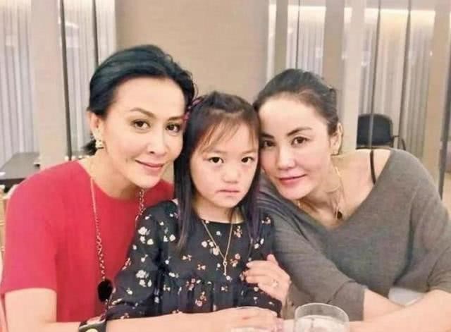 Lộ diện nhan sắc con gái 14 tuổi của Vương Phi, hứa hẹn một “Hoa đán bậc nhất” ảnh 1