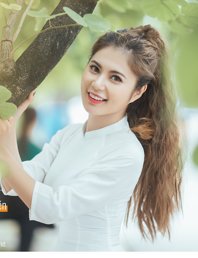Nữ sinh Sư phạm Toán xinh đẹp kiêm MC, ca sĩ, diễn viên ảnh 1