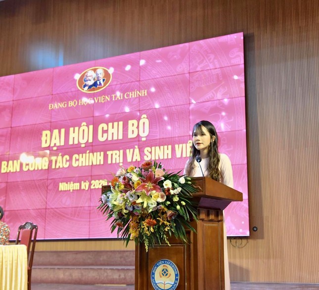 Nữ sinh Học viện Tài chính xinh đẹp là Chi ủy viên Chi bộ Công tác chính trị và sinh viên ảnh 4