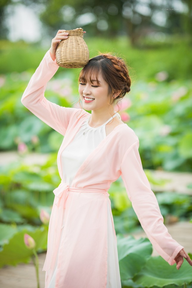 Nữ sinh Tài chính xinh đẹp trong tà áo tứ thân bên hoa sen dưới nắng Hè ảnh 4