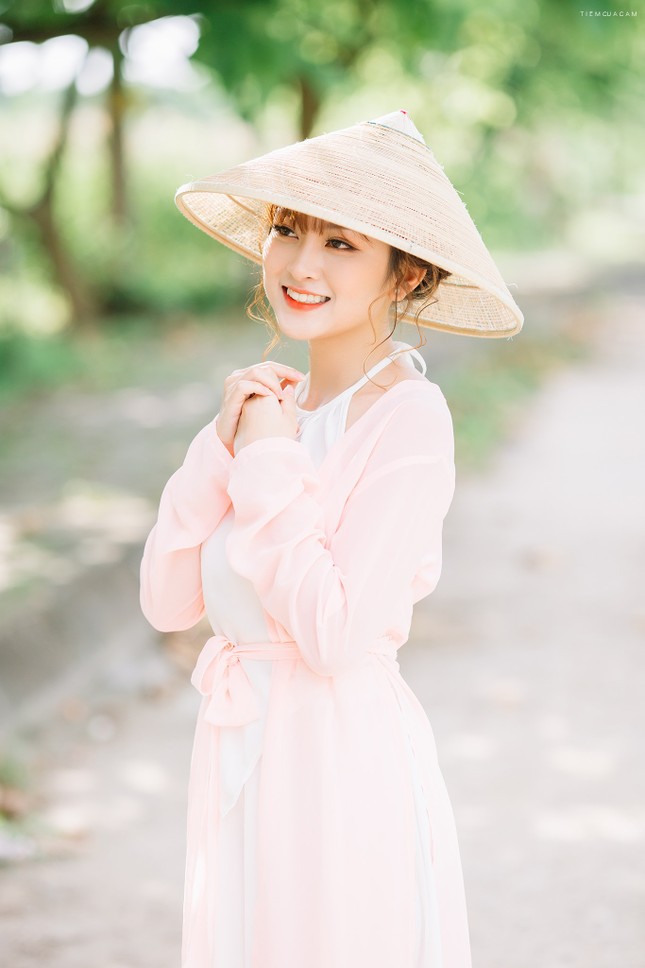 Nữ sinh Tài chính xinh đẹp trong tà áo tứ thân bên hoa sen dưới nắng Hè ảnh 6