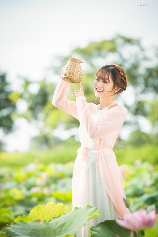 Nữ sinh Tài chính xinh đẹp trong tà áo tứ thân bên hoa sen dưới nắng Hè ảnh 7