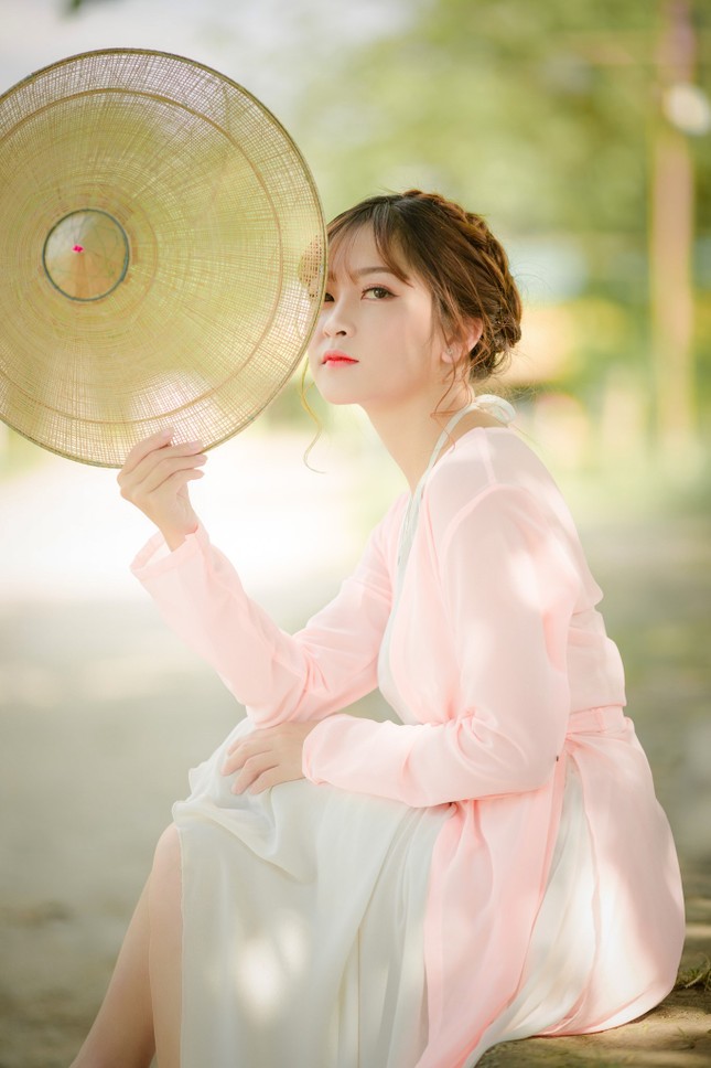 Nữ sinh Tài chính xinh đẹp trong tà áo tứ thân bên hoa sen dưới nắng Hè ảnh 8