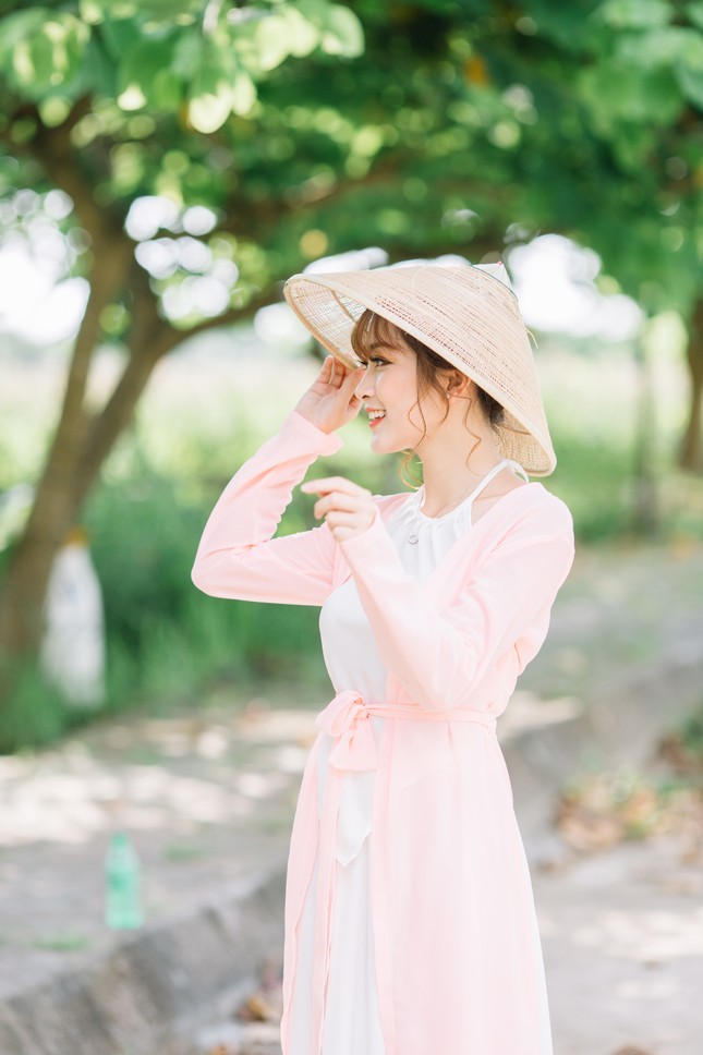 Nữ sinh Tài chính xinh đẹp trong tà áo tứ thân bên hoa sen dưới nắng Hè ảnh 9