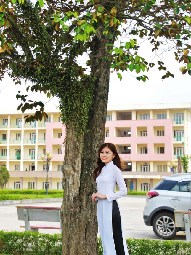 Nữ sinh ngành Luật say mê hoạt động tình nguyện ảnh 1