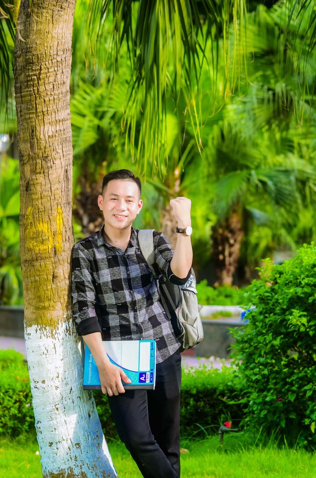 Hot boy đất Tổ toả sáng trên giảng đường đại học ảnh 10