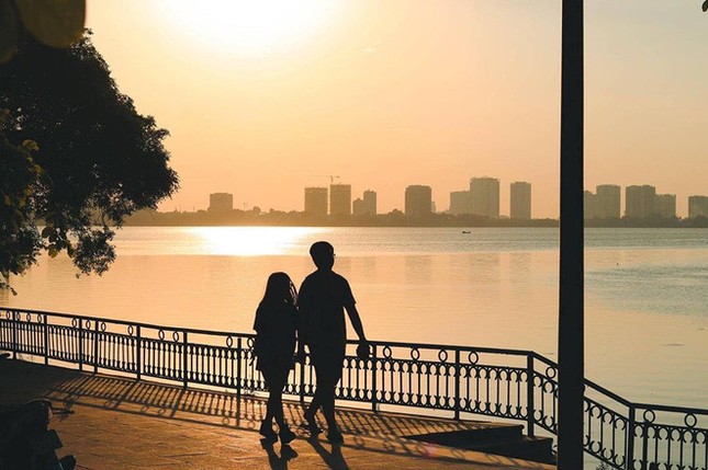 Hoàng hôn hồ Tây: Điểm check-in, thư giãn của giới trẻ Hà Thành ảnh 10