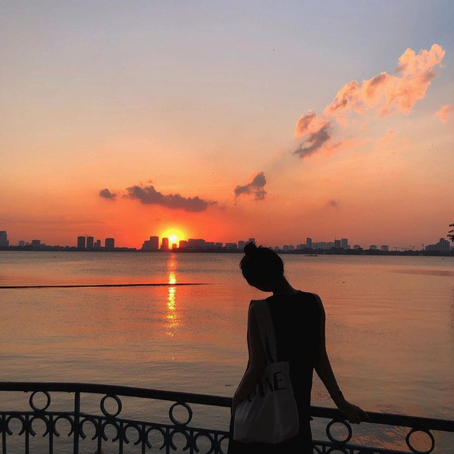 Hoàng hôn hồ Tây: Điểm check-in, thư giãn của giới trẻ Hà Thành ảnh 4
