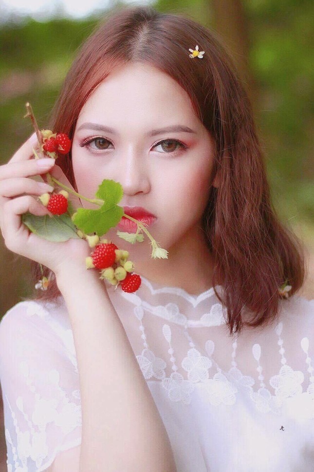 Sinh viên giỏi 3 năm kiêm người mẫu ảnh, diễn viên, Make-up Artist và dẫn chương trình ảnh 4