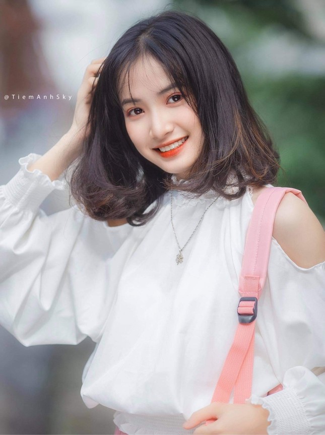 Vẻ đẹp trong veo tựa ‘nàng thơ’ của nữ sinh trường Cao đẳng Sư phạm Trung ương ảnh 1