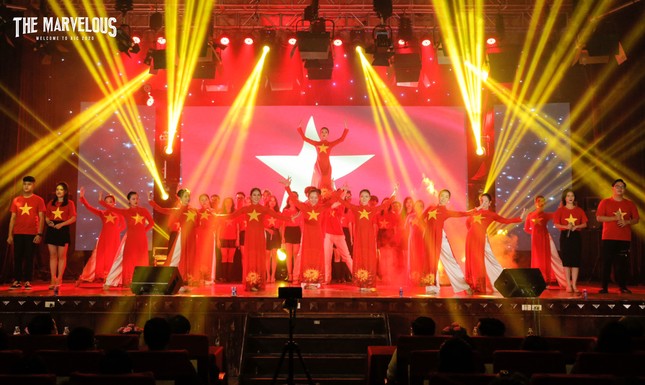 Đêm nhạc hội “The Phenomenon”: Khơi dậy tiềm năng vô hạn của tân sinh viên trường Báo ảnh 1