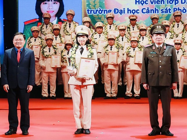 Nữ sinh cảnh sát đến từ Tuyên Quang có bảng thành tích dài kín trang A4 ảnh 6