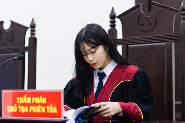 Nữ thẩm phán tương lai thu hút cả nghìn like chỉ bằng một bức ảnh ảnh 2