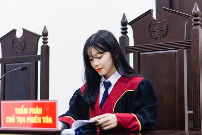 Nữ thẩm phán tương lai thu hút cả nghìn like chỉ bằng một bức ảnh ảnh 6