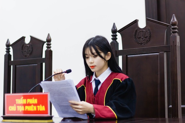 Nữ thẩm phán tương lai thu hút cả nghìn like chỉ bằng một bức ảnh ảnh 4