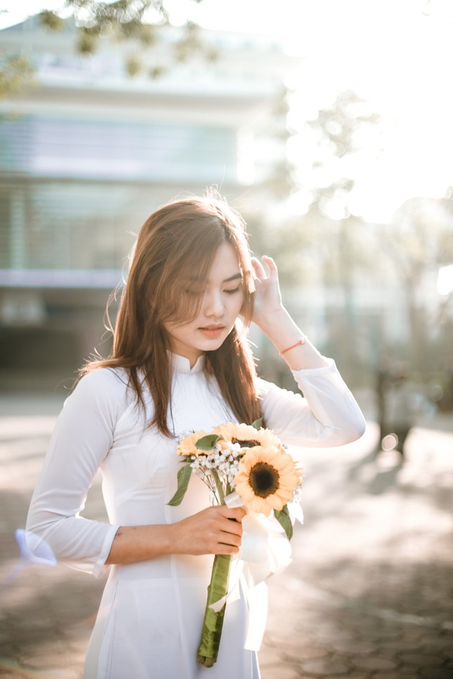 Nữ sinh trường Đại học Xây dựng đẹp thuần khiết với tà áo dài trắng ảnh 2