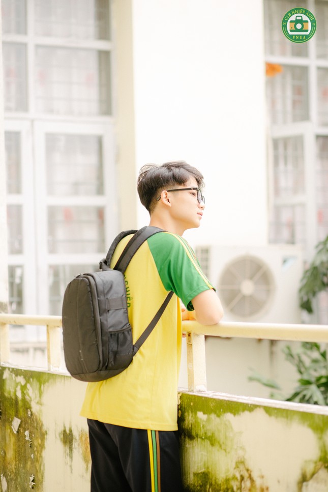 Nam sinh Học viện Nông nghiệp hóa “tiểu thịt tươi” trong đồng phục trường ảnh 8