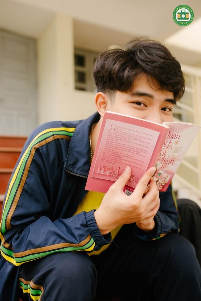 Nam sinh Học viện Nông nghiệp hóa “tiểu thịt tươi” trong đồng phục trường ảnh 12