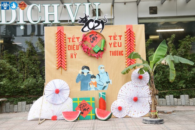 Thời trang phòng chống dịch COVID-19 “độc lạ” của sinh viên trường ĐH Kiến trúc Hà Nội ảnh 1