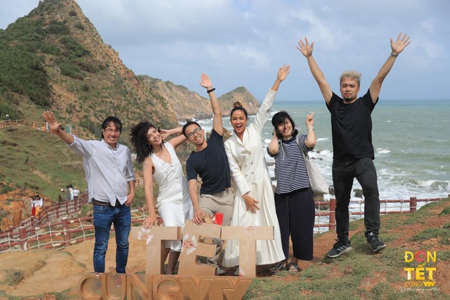Hoa hậu H'Hen Niê và loạt nghệ sĩ nổi tiếng tham gia Đón Tết cùng VTV 2021 - Đi theo bóng Mặt trời ảnh 2
