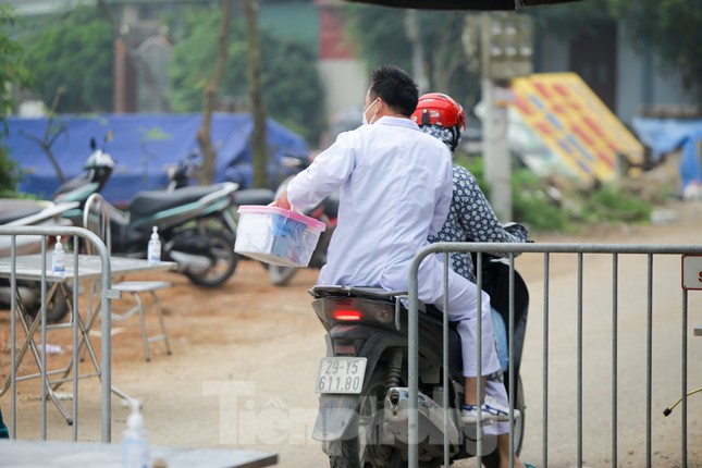 Lập 12 chốt kiểm soát, cách ly cả thôn Đông Cứu - Thường Tín vì có ca mắc COVID-19 ảnh 4