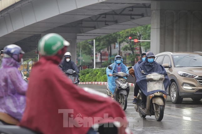 Đầu tuần dân công sở Hà Nội khổ sở vượt mưa gió, ùn tắc kéo dài ảnh 4