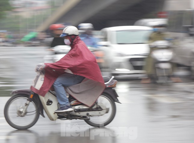 Đầu tuần dân công sở Hà Nội khổ sở vượt mưa gió, ùn tắc kéo dài ảnh 7