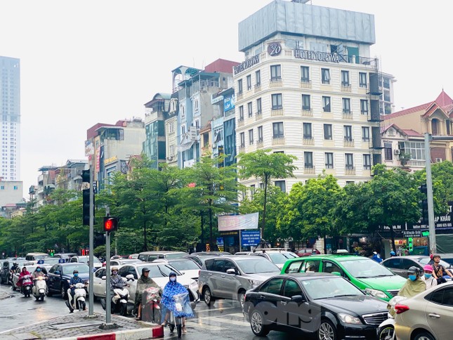 Đầu tuần dân công sở Hà Nội khổ sở vượt mưa gió, ùn tắc kéo dài ảnh 12