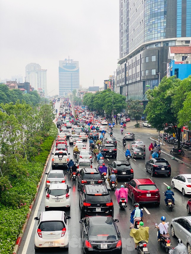 Đầu tuần dân công sở Hà Nội khổ sở vượt mưa gió, ùn tắc kéo dài ảnh 9