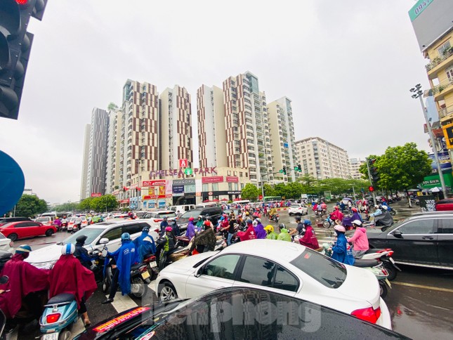 Đầu tuần dân công sở Hà Nội khổ sở vượt mưa gió, ùn tắc kéo dài ảnh 8