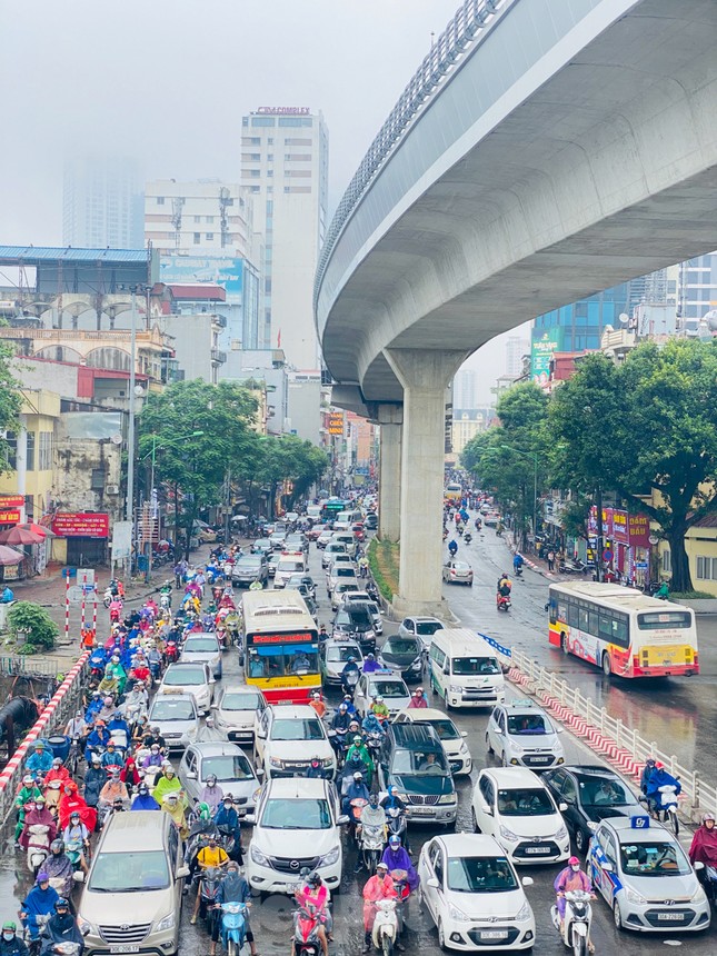 Đầu tuần dân công sở Hà Nội khổ sở vượt mưa gió, ùn tắc kéo dài ảnh 5