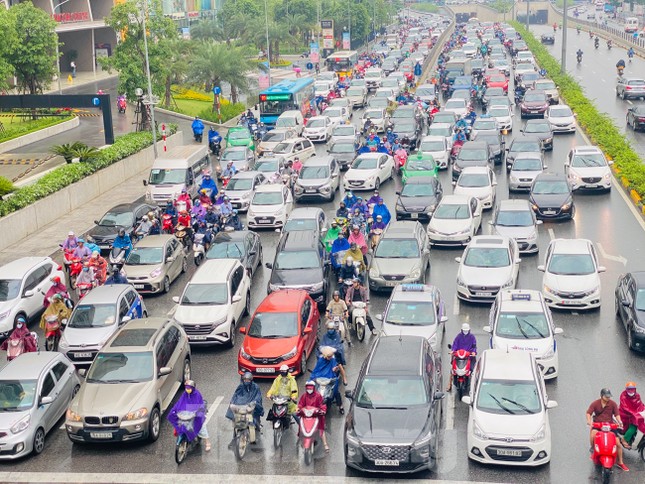 Đầu tuần dân công sở Hà Nội khổ sở vượt mưa gió, ùn tắc kéo dài ảnh 2