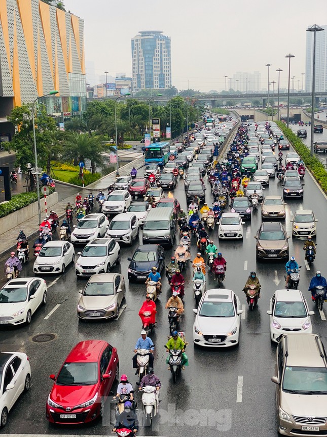 Đầu tuần dân công sở Hà Nội khổ sở vượt mưa gió, ùn tắc kéo dài ảnh 3