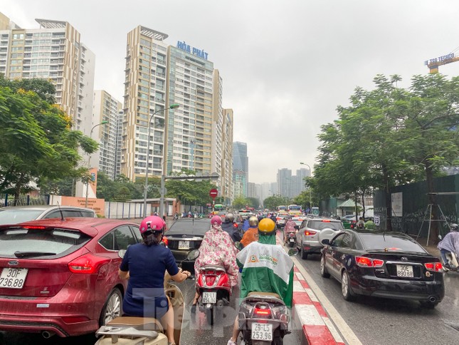 Đầu tuần dân công sở Hà Nội khổ sở vượt mưa gió, ùn tắc kéo dài ảnh 11