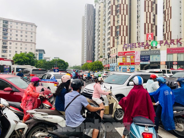 Đầu tuần dân công sở Hà Nội khổ sở vượt mưa gió, ùn tắc kéo dài ảnh 10