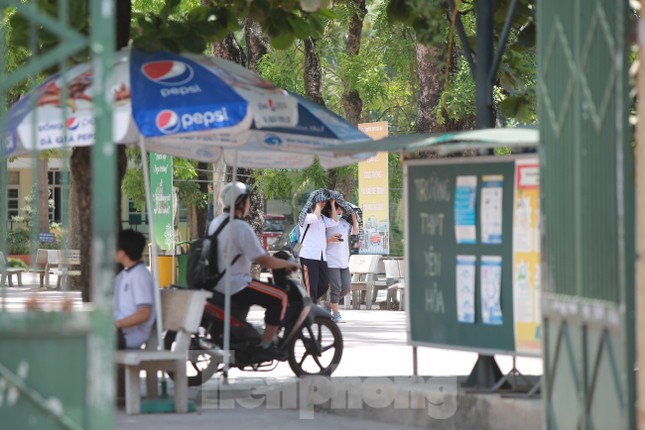 Học sinh Hà Nội đội nắng chang chang, chịu nóng hầm hập đến trường ảnh 5