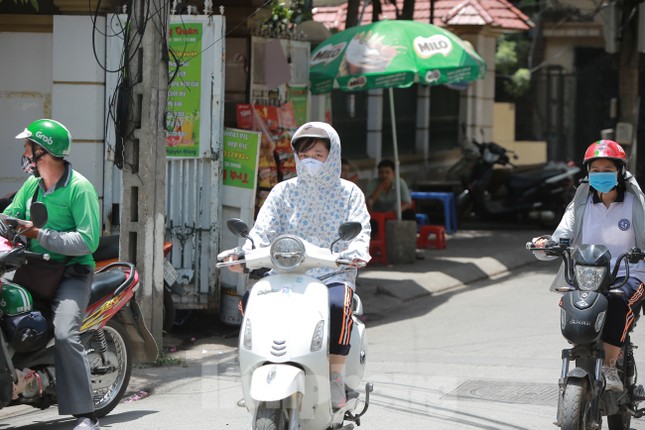 Học sinh Hà Nội đội nắng chang chang, chịu nóng hầm hập đến trường ảnh 6