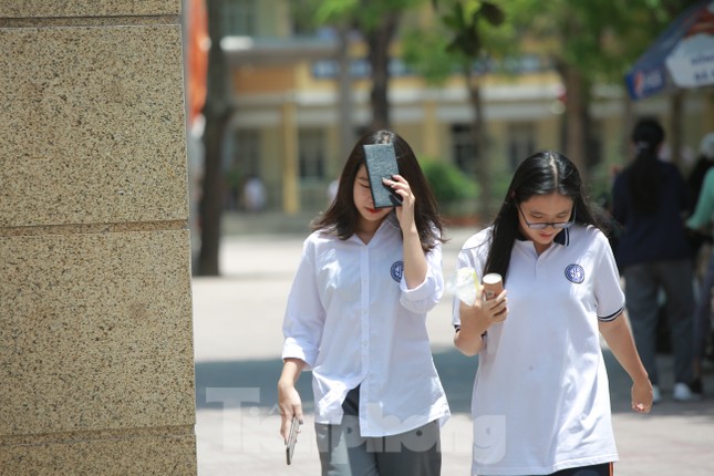 Học sinh Hà Nội đội nắng chang chang, chịu nóng hầm hập đến trường ảnh 7
