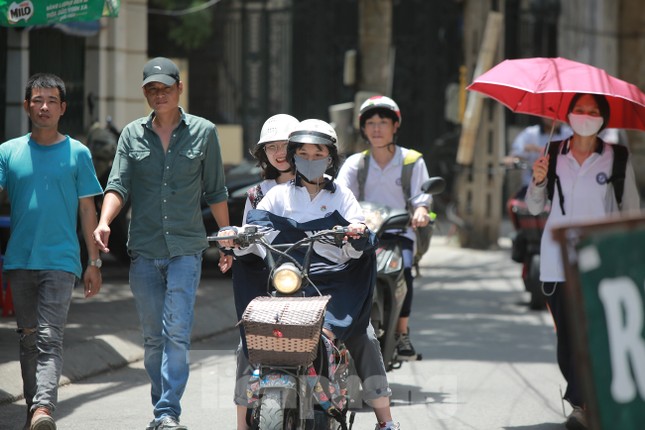 Học sinh Hà Nội đội nắng chang chang, chịu nóng hầm hập đến trường ảnh 10