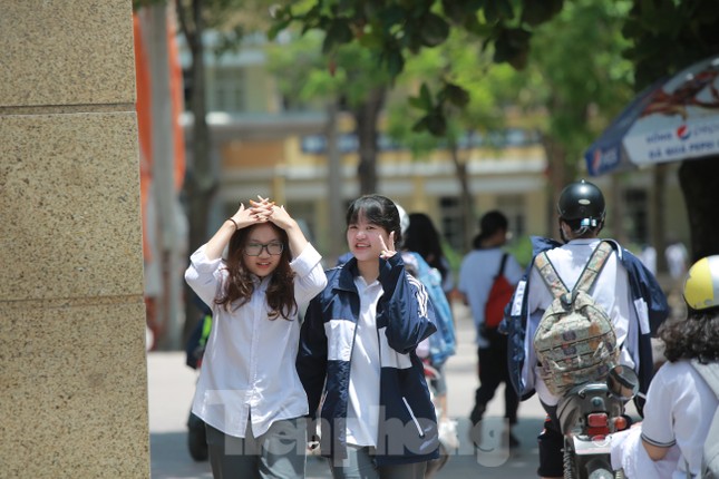 Học sinh Hà Nội đội nắng chang chang, chịu nóng hầm hập đến trường ảnh 11