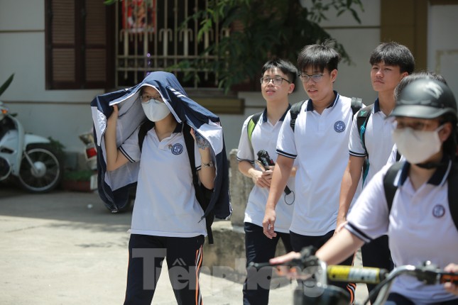 Học sinh Hà Nội đội nắng chang chang, chịu nóng hầm hập đến trường ảnh 14