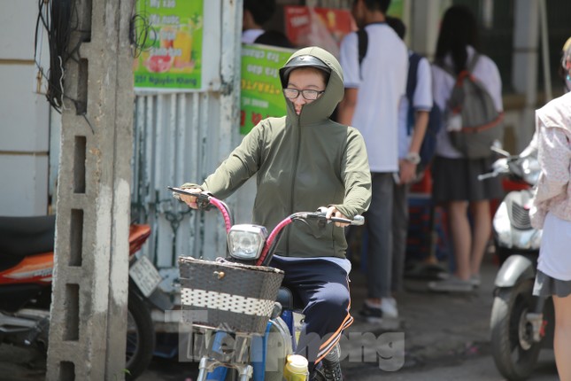 Học sinh Hà Nội đội nắng chang chang, chịu nóng hầm hập đến trường ảnh 17