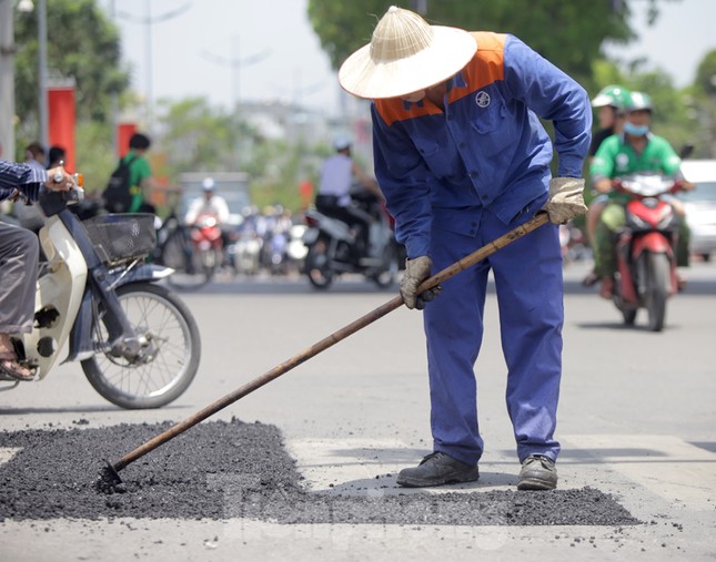 Nắng 50 độ C, đường Hà Nội vắng 'như chùa bà đanh' ảnh 13