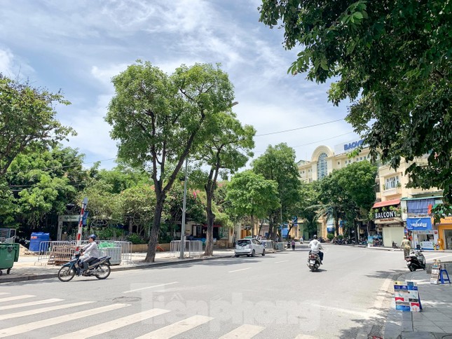 Nắng 50 độ C, đường Hà Nội vắng 'như chùa bà đanh' ảnh 6