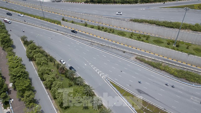 Nắng 50 độ C, đường Hà Nội vắng 'như chùa bà đanh' ảnh 3